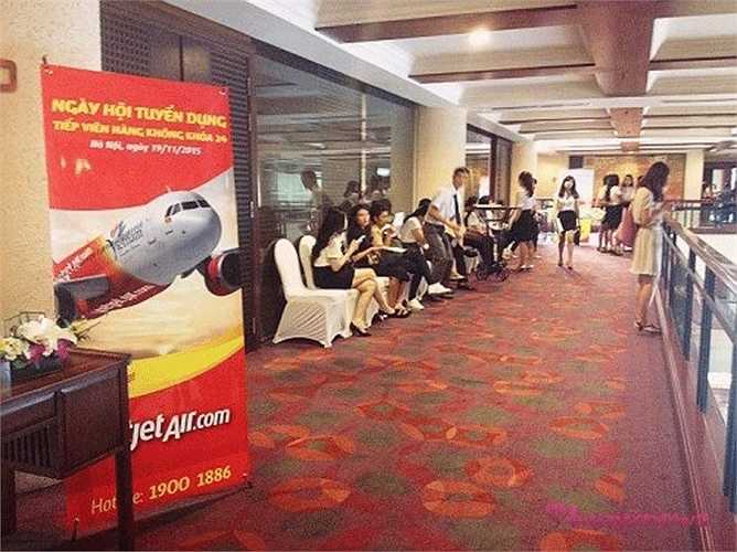 Từ sáng sớm khu vực tổ chức thi tuyển tiếp viên hàng không đã khá đông thí sinh tới đăng ký, nộp hồ sơ, với trang phục dự thi là nữ váy đen sơ mi trắng, nam sơmi trắng phối cà vạt và quần tây đen. Dàn trai xinh gái đẹp nổi bật đã thu hút không ít sự chú ý của mọi người khi đi qua sảnh khách sạn. 