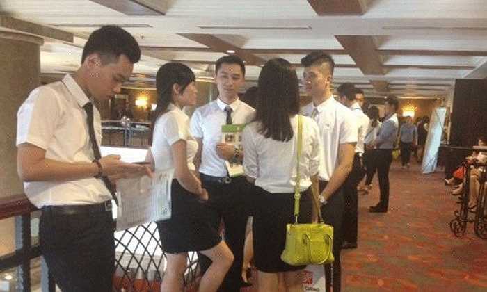 Các chàng trai cô gái độ tuổi từ 19-30 có ngoại hình cao ráo nổi bật, chờ đợi lần lượt để trải qua 4 vòng thi: kiểm tra ngoại hình, catwalk, tài năng, phỏng vấn bằng tiếng Anh. Riêng phần sơ tuyển có một số yêu cầu bắt buộc như chứng chỉ TOEIC 450, chân tay không có sẹo, dáng chuẩn đẹp... 