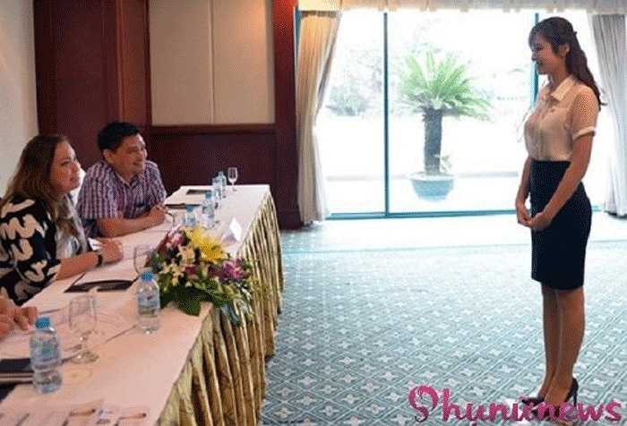 Mỗi thí sinh tới dự thi tiếp viên hàng không đều có ưu điểm ngoại hình riêng, rất nhiều chân dài trẻ trung xinh đẹp khiến mọi người ngắm nhìn không thể rời mắt. 