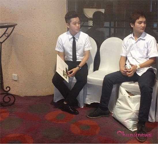 Các thí sinh nam ứng tuyển tiếp viên hàng không đều điển trai như hotboy, cao trên 1m7, thân hình cân đối, khoẻ mạnh. Hậu trường bên ngoài phòng thi có nhiều chàng trai được thí sinh nữ trầm trồ không ngớt vì ngoại hình hoàn hảo, không khác siêu mẫu.