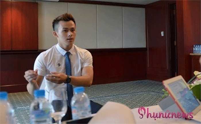 Các thí sinh nam ứng tuyển tiếp viên hàng không đều điển trai như hotboy, cao trên 1m7, thân hình cân đối, khoẻ mạnh. Hậu trường bên ngoài phòng thi có nhiều chàng trai được thí sinh nữ trầm trồ không ngớt vì ngoại hình hoàn hảo, không khác siêu mẫu.