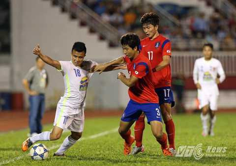 U21 HAGL vẫn chơi phố hợp nhỏ manh mún (Ảnh: Quang Minh)