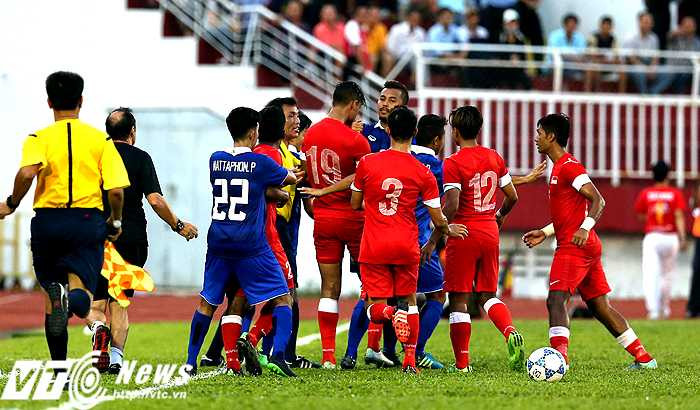 Các cầu thủ U21 Thái Lan (áo xanh) gây gổ trên sân với U21 Singapore (Ảnh: Quang Minh)
