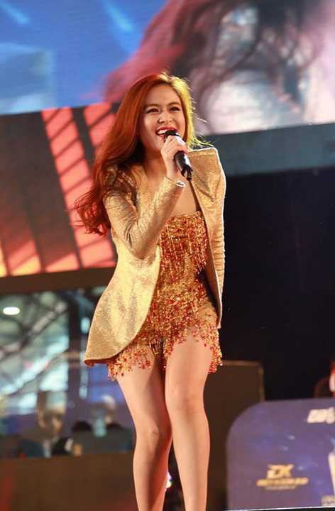 Hoàng Thuỳ Linh cổ vũ tinh thần của các vận động viên đến từ 5 quốc gia tranh tài: Việt Nam, Philippines, Indonesia, Nga và Hàn Quốc