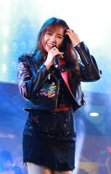 Nữ ca sỹ Hari Won cũng góp mặt trong lễ khai mạc giải thể thao điện tử châu Á - Đột kích