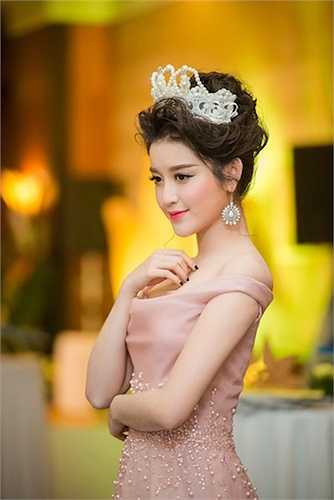 Làn da trắng hồng của người đẹp được tôn lên nổi bật.