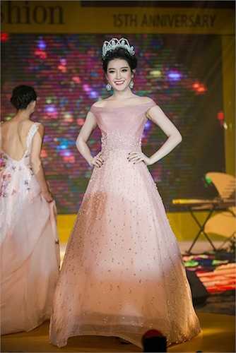 Hồng Quế giữ vai trò first face thì Huyền My làm verdette.