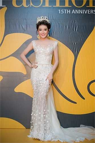 Chiếc đầm trong suốt giúp cô khoe được vẻ sexy.