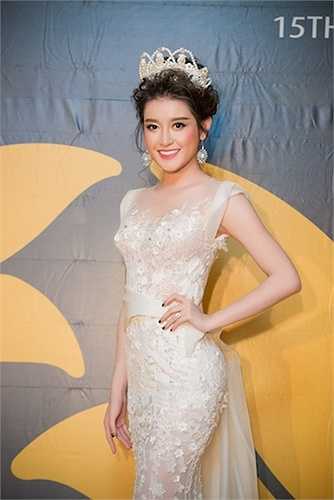 Với nhan sắc đẹp tựa nữ thần, Á hậu Việt Nam 2014 dễ dàng gây được sự chú ý tại sự kiện.