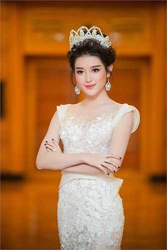 Chiếc xước cài tóc bằng ngọc trai thiết kế đi kèm ý tưởng chiếc váy làm toát lên vẻ đẹp mộng mị của Á hậu Việt Nam.