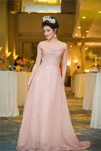Cô cũng thay một bộ đầm màu hồng da vô cùng ngọt ngào.