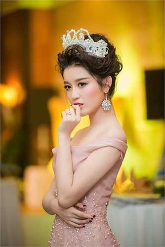 Chiếc đầm trễ nải giúp cô càng thêm quyến rũ.