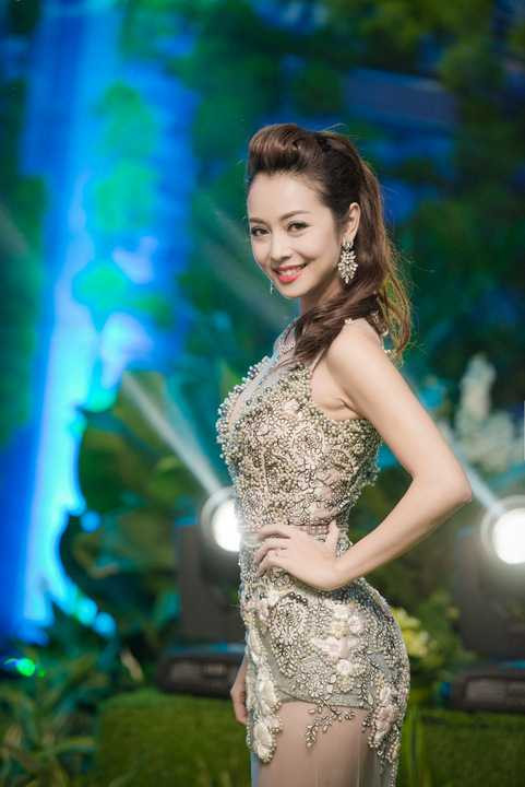 Jennfer Phạm khoe chân dài với váy xuyên thấu