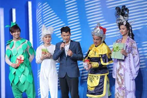 Bốn khách mời bước vào phần thử thách.