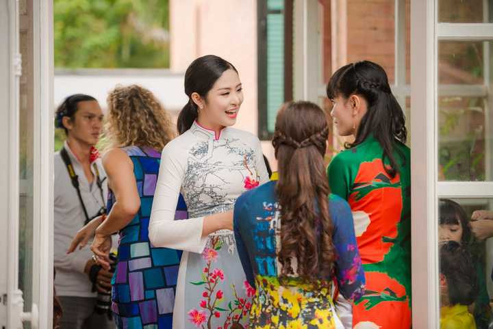 Mỗi thành viên đều đến từ một vùng miền khác nhau của Tổ quốc, từ đó Ngọc Hân đã lựa chọn một cảnh đẹp của quê hương mỗi bạn và đưa lên tà áo dài với hi vọng khi được khoác lên mình tà áo dài mang nét đẹp quê hương