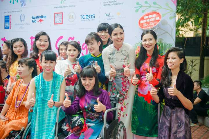 Cô chia sẻ :"Đây là lần đầu tiên tôi thực hiện một BST đặc biệt đến thế, tôi biết với nhiều bạn đây chính là lần đầu tiên mặc áo dài, tôi mong muốn truyền được ngọn lửa tự tin cho các bạn trong chương trình 21/11 tới đây, vì tôi tin bất kỳ người phụ nữ nào diện áo dài Việt Nam cũng sẽ trở nên đẹp và thanh lịch!"