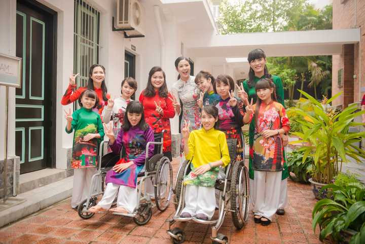 Cô chia sẻ :Đây là lần đầu tiên tôi thực hiện một BST đặc biệt đến thế, tôi biết với nhiều bạn đây chính là lần đầu tiên mặc áo dài, tôi mong muốn truyền được ngọn lửa tự tin cho các bạn trong chương trình 21/11 tới đây, vì tôi tin bất kỳ người phụ nữ nào diện áo dài Việt Nam cũng sẽ trở nên đẹp và thanh lịch!