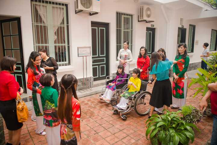 Cô chia sẻ :"Đây là lần đầu tiên tôi thực hiện một BST đặc biệt đến thế, tôi biết với nhiều bạn đây chính là lần đầu tiên mặc áo dài, tôi mong muốn truyền được ngọn lửa tự tin cho các bạn trong chương trình 21/11 tới đây, vì tôi tin bất kỳ người phụ nữ nào diện áo dài Việt Nam cũng sẽ trở nên đẹp và thanh lịch!"