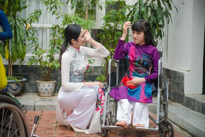 Cô chia sẻ :"Đây là lần đầu tiên tôi thực hiện một BST đặc biệt đến thế, tôi biết với nhiều bạn đây chính là lần đầu tiên mặc áo dài, tôi mong muốn truyền được ngọn lửa tự tin cho các bạn trong chương trình 21/11 tới đây, vì tôi tin bất kỳ người phụ nữ nào diện áo dài Việt Nam cũng sẽ trở nên đẹp và thanh lịch!"