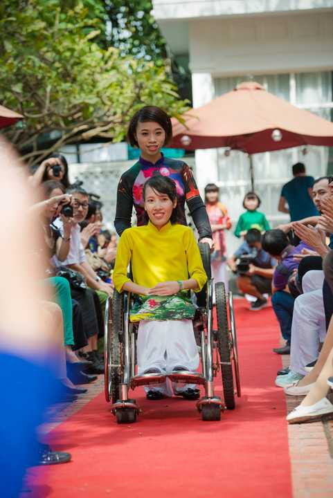 Cô chia sẻ :"Đây là lần đầu tiên tôi thực hiện một BST đặc biệt đến thế, tôi biết với nhiều bạn đây chính là lần đầu tiên mặc áo dài, tôi mong muốn truyền được ngọn lửa tự tin cho các bạn trong chương trình 21/11 tới đây, vì tôi tin bất kỳ người phụ nữ nào diện áo dài Việt Nam cũng sẽ trở nên đẹp và thanh lịch!"