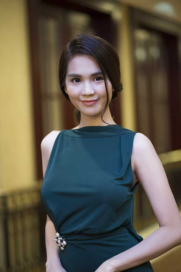 Bộ đầm hở táo bạo của Ngọc Trinh đốt mắt người xem