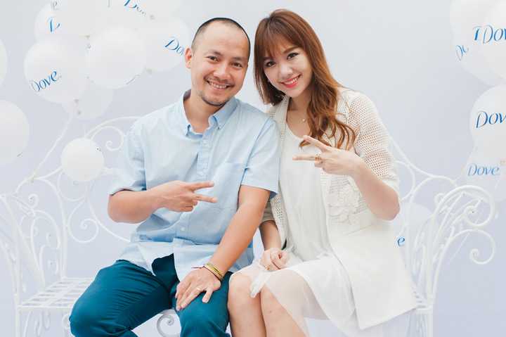 Ngày 21/11, Hari Won cùng người yêu - rapper Tiến Đạt tham dự ngày hội tư vấn chăm sóc da. Trong suốt sự kiện, cả hai luôn dính lấy nhau, quấn quýt không rời nửa bước. Tình cảm của cặp đôi Hari Won - Tiến Đạt cũng khiến không ít người ganh tị khi cả hai không ngại đút cho nhau ăn đầy yêu thương.