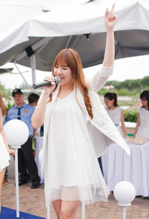 Tham gia làm khách mời trong sự kiện, Hari Won góp vui với hai ca khúc quen thuộc Hương đêm bay xa và Poly Roly. Cô cũng luôn tỏ ra hào hứng, thân thiện khi giao lưu với fan club của mình. 