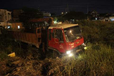 Tông nhiều người thương vong rồi bỏ chạy, xe tải lao xuống vực