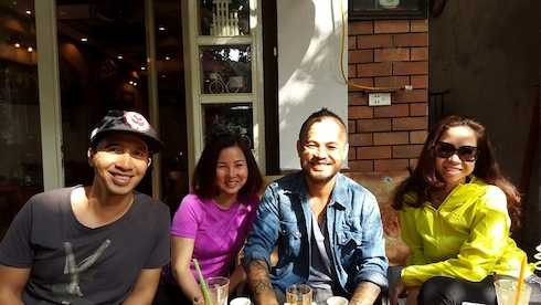 Nhưng vẫn rất vui vẻ, thoải mái đi cà phê cùng vợ.