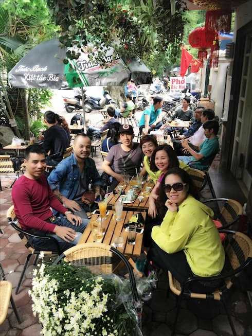 Rất nhiều bạn bè có mặt để mừng cho Trần Lập. 