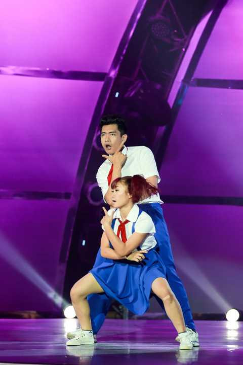 Tuy nhiên, vào đầu tuần, nam vũ công bị sốt liên tục, chấn thương phần lưng kèm lịch làm việc dày đặc khiến anh gần như kiệt sức. Dù vậy, anh vẫn nỗ lực hết mình để hỗ trợ đàn em trong giai đoạn cuối của cuộc thi.