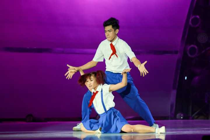 Trên sân khấu, Quang Đăng và Trâm Anh mang đến một tiết mục đậm chất hiphop. Hoá thân thành đôi học sinh tinh nghịch, họ kết hợp ăn ý qua những động tác nhanh, mạnh hay tổ hợp bưng bê, xoay vòng trên không. 