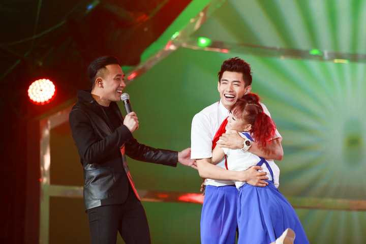 Bản thân MC Trấn Thành cũng bày tỏ tình cảm yêu mến dành cho bài nhảy và đặc biệt với Quang Đăng. Là người dẫn dắt chương trình từ suốt nhiều năm liền, Trấn Thành tâm sự ở mùa giải đầu tiên, việc Quang Đăng lọt top 20 gây nhiều ý kiên trái chiều cùng lý do khả năng của anh chưa thật sự nổi bật. Nhưng sau tiết mục này, Quang Đăng tự tin khẳng định tài năng trước những người từng chê bai cậu ấy. Việc biên đạo tiết mục với Trâm Anh không chỉ có chuyên môn mà còn thể hiện cái đầu thông minh của Quang Đăng, Trấn Thành dành lời khen ngay trên sân khấu cuộc thi.