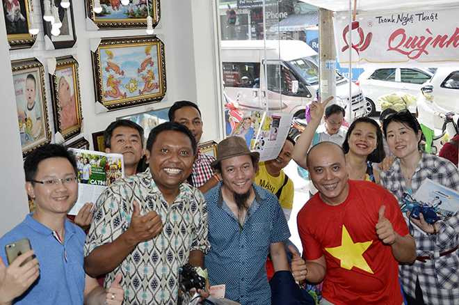 Các trưởng đoàn của Tàu thanh niên Đông Nam Á và Nhật Bản lần 42 cùng tự sướng khi tham quan cơ sở tranh gạo Thúy Quỳnh