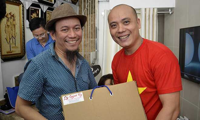 Trưởng đoàn thanh niên Phillipines rất ấn tượng với sản phẩm tranh gạo Quỳnh Vy