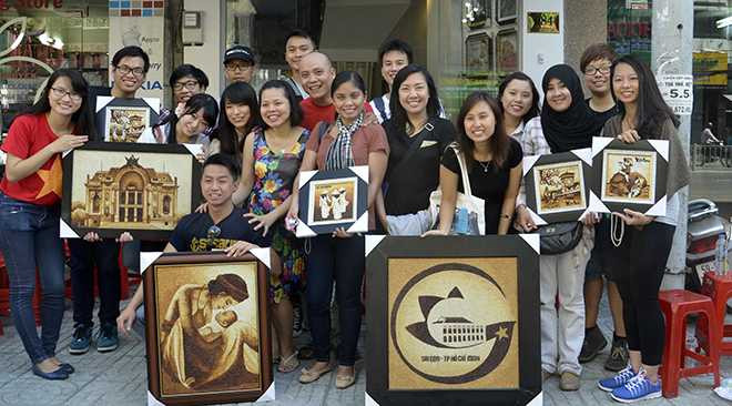 Đại biểu thanh niên các nước chụp ảnh lưu niệm sau khi có những trải nghiệm vô cùng thú vị