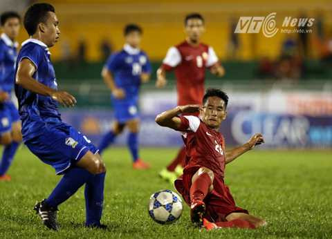 Hàng thủ U21 Việt Nam chơi chủ quan ở cuối hiệp 1 và phải trả giá (Ảnh: Quang Minh) Hàng thủ U21 Việt Nam chơi chủ quan ở cuối hiệp 1 và phải trả giá (Ảnh: Quang Minh)