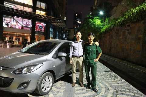 Khách hàng Bùi Đình Bằng trúng giải xe hơi Mazda, do chưa biết lái xe nên đã nhờ anh họ đến để mang giải thưởng về nhà Khách hàng Bùi Đình Bằng trúng giải xe hơi Mazda, do chưa biết lái xe nên đã nhờ anh họ đến để mang giải thưởng về nhà