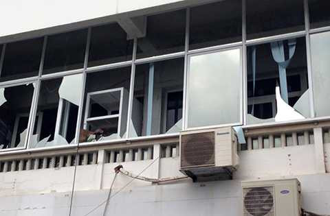 Lực lượng CS PCCC phải đập vỡ của kính để khói thoát ra ngoài Lực lượng CS PCCC phải đập vỡ của kính để khói thoát ra ngoài