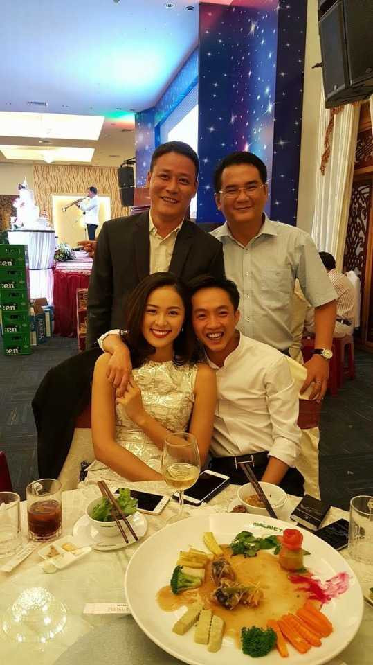 Tối qua, một tài khoản trên mạng xã hội đăng tải hình ảnh Cường Đô La và Hạ Vi chụp cùng nhau trong đám cưới của một người bạn thân của vị doanh nhân ở Gia Lai. Trong ảnh, cả hai ngồi cạnh nhau, nắm tay cười nói khá thân mật. Thậm chí họ còn vui vẻ chụp ảnh selfie cùng một vài người khách dự tiệc khác. Cũng trong tối cùng ngày, đoàn phim mà Hạ Vi tham gia có buổi tiệc đóng máy. Một số người cho rằng cô có thể sẽ được Cường Đô La đưa đón, tuy nhiên việc cô không tham dự buổi tiệc nằm ngoài dự đoán của nhiều phóng viên.  9 Cường đô la tay trong tay tình tứ đưa Hạ Vi đi dự tiệc cưới