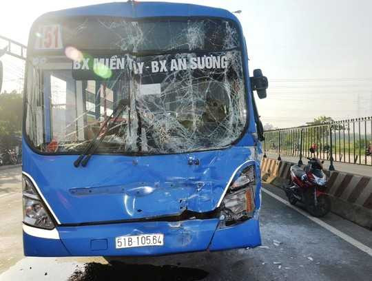 Kính xe vỡ, tài xế bất tỉnh