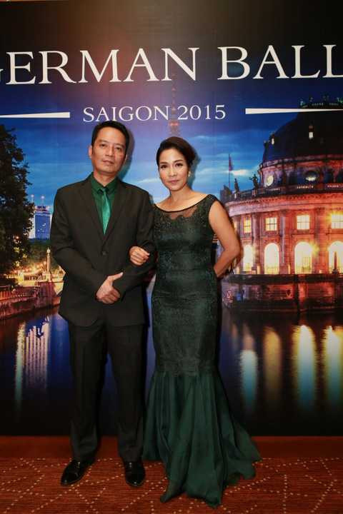 Dù bận rộn với chương trình âm nhạc kéo dài trong 3 đêm liên tiếp nhưng diva Hà thành vẫn thu xếp thời gian ghé qua sự kiện văn hóa này.