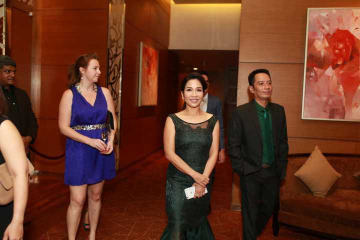 Sau hơn 17 năm chung sống dưới một mái nhà, Mỹ Linh và nhạc sĩ Anh Quân là một trong những cặp vợ chồng đáng ngưỡng mộ của showbiz Việt. Diva Tóc ngắn thổ lộ, suốt thời gian ở bên Anh Quân, điểm gì cô cũng thấy yêu, nhất là việc nhạc sĩ Chuyện tình luôn bỏ qua những niềm vui riêng để dành thời gian cho các con.