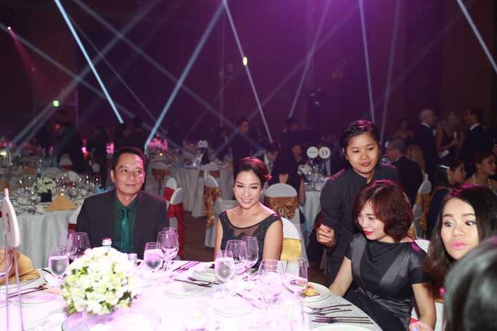 Diva nhạc Việt từng “thú nhận” rằng, mối tình với nhạc sĩ Anh Quân là tình yêu “sét đánh” và điều đặc biệt ở anh khiến trái tim chị rung động đó chính là lòng vị tha. Bên nhau một quãng thời gian dài, Mỹ Linh tự nhận chồng mình là một người đàn ông lãng mạn theo kiểu... không lời, không thể hiện ra bằng những lời nói, ngôn từ hoa mỹ nhưng lại biết làm cô vui bằng hành động rất thiết thực.