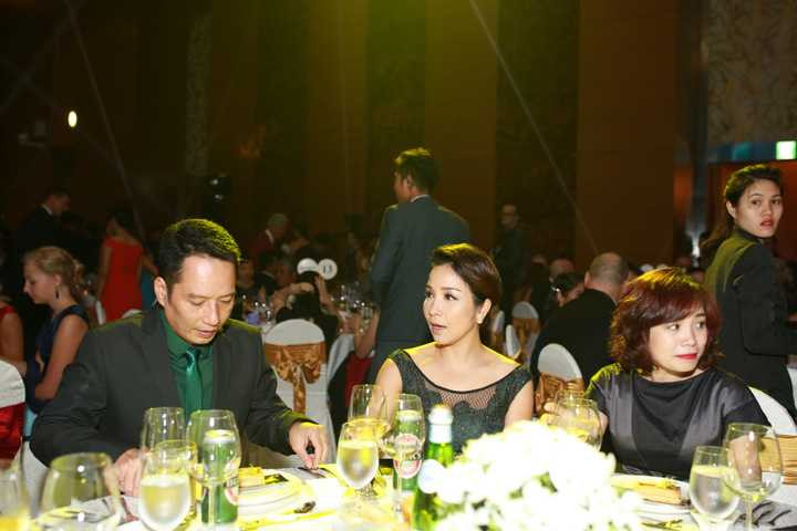 Diva Mỹ Linh được chồng tháp tùng tới sự kiện
