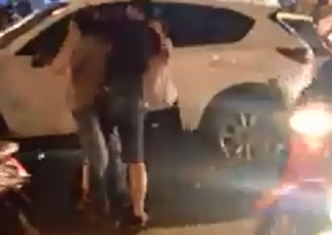 Hai tài xế lao vào 'choảng' nhau sau tai nạn ở Hà Nội