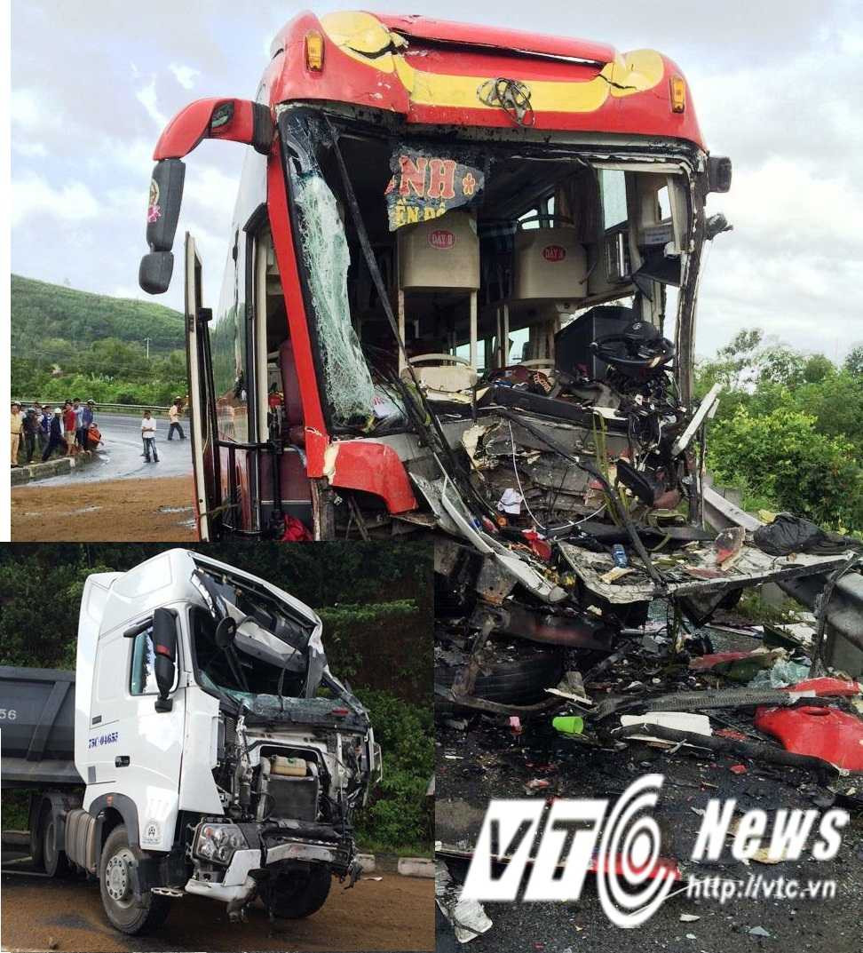 Hai xe hư hỏng nặng sau tai nạn.