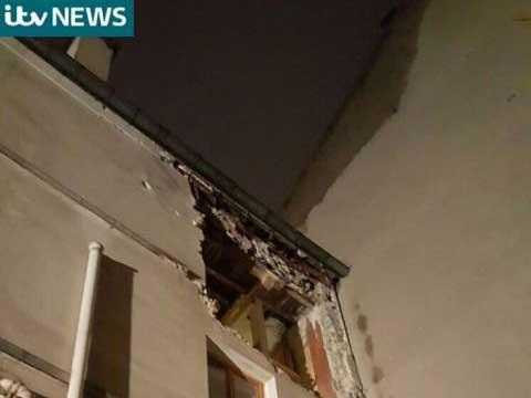 Một phần căn hộ bị bom đạn phá hủy Một phần căn hộ bị bom đạn phá hủy