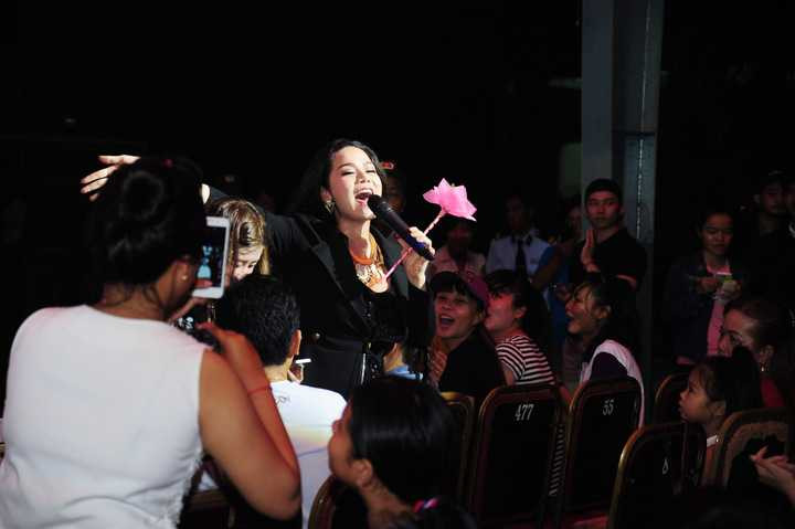 Nhật Kim Anh chia sẻ “Sau 3 tháng sinh em bé, tôi đã rất nhớ sân khấu. Tôi quyết định chọn chương trình Nhớ ơn thầy cô để đánh dấu sự trở lại với làng nhạc Việt.