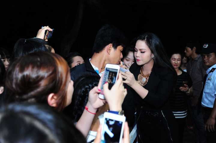 Nhật Kim Anh cảm thấy rất hào hứng cho lần “tái xuất” này. Cô thú nhận vì thương con cô không ngại chuyện vóc dáng xấu đẹp, tự tin nuôi con và cho con bú 100% bằng sữa mẹ.